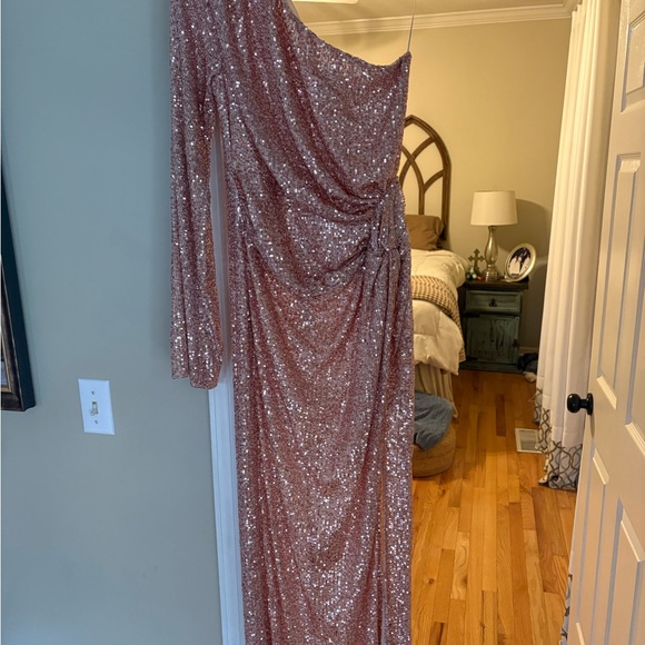 One-Shoulder Sequin Gown - Picture 4 of 8
